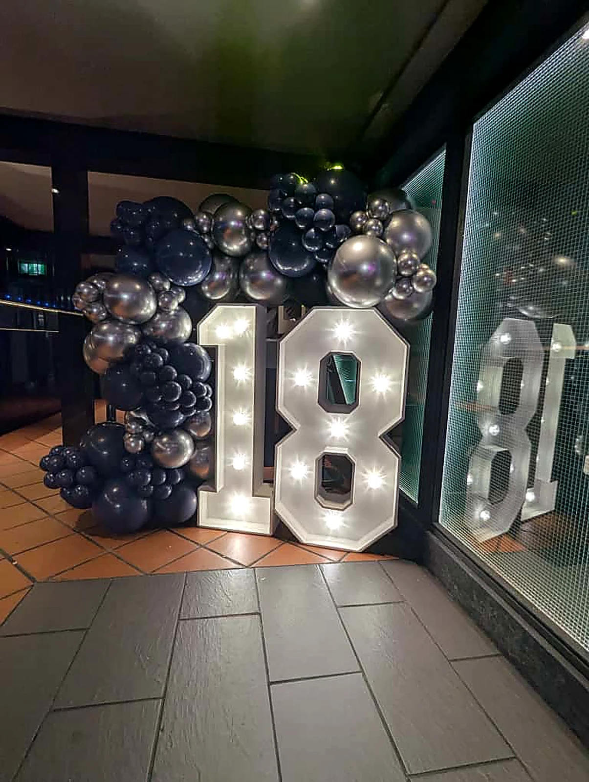 18 illuminated birthday numbers with balloon styling
